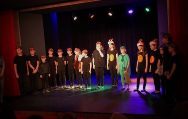 VI Teatralne Lato- pokaz finałowy &bdquo;Pracowite zwierzęta i swawolny konik polny&rdquo;