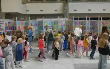 &bdquo;Kwiaty dla Pani na Puławach&rdquo;. Wystawa prac dzieci - uczestnik&oacute;w lekcji galeryjnych (11 czerwca 2025) 3