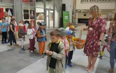 &bdquo;Kwiaty dla Pani na Puławach&rdquo;. Wystawa prac dzieci - uczestnik&oacute;w lekcji galeryjnych (11 czerwca 2025) 5