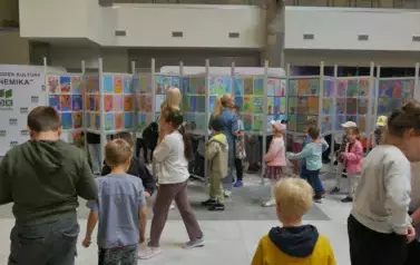 &bdquo;Kwiaty dla Pani na Puławach&rdquo;. Wystawa prac dzieci - uczestnik&oacute;w lekcji galeryjnych (11 czerwca 2025) 8