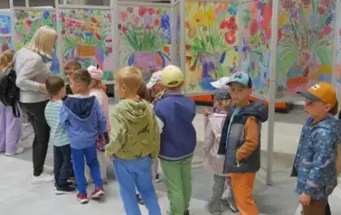 &bdquo;Kwiaty dla Pani na Puławach&rdquo;. Wystawa prac dzieci - uczestnik&oacute;w lekcji galeryjnych (11 czerwca 2025) 9