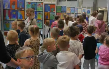 &bdquo;Kwiaty dla Pani na Puławach&rdquo;. Wystawa prac dzieci - uczestnik&oacute;w lekcji galeryjnych (11 czerwca 2025) 10