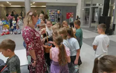 &bdquo;Kwiaty dla Pani na Puławach&rdquo;. Wystawa prac dzieci - uczestnik&oacute;w lekcji galeryjnych (11 czerwca 2025) 12