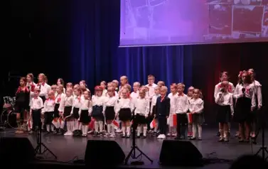 "Ja to mam szczęście. M&oacute;j kraj szczęśliwy, piękny, prawdziwy..." - Koncert patriotyczny "Żeby Polska była Polską" (16 listopada 2025) 32