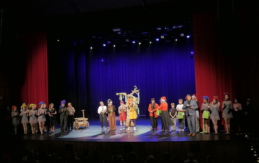 Spektakl mikołajkowy Teatru KURTYNA &bdquo;Patataj, pędź koniku&hellip; Bajka o wolności i odwadze&rdquo; (6 grudnia 2025) 3