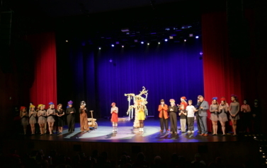 Spektakl mikołajkowy Teatru KURTYNA &bdquo;Patataj, pędź koniku&hellip; Bajka o wolności i odwadze&rdquo; (6 grudnia 2025) 5