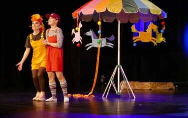 Spektakl mikołajkowy Teatru KURTYNA &bdquo;Patataj, pędź koniku&hellip; Bajka o wolności i odwadze&rdquo; (6 grudnia 2025) 10