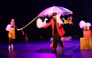 Spektakl mikołajkowy Teatru KURTYNA &bdquo;Patataj, pędź koniku&hellip; Bajka o wolności i odwadze&rdquo; (6 grudnia 2025) 18