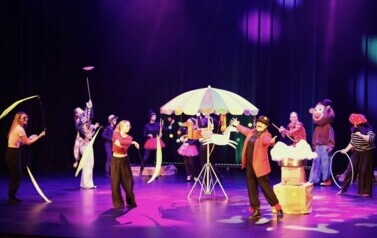Spektakl mikołajkowy Teatru KURTYNA &bdquo;Patataj, pędź koniku&hellip; Bajka o wolności i odwadze&rdquo; (6 grudnia 2025) 20