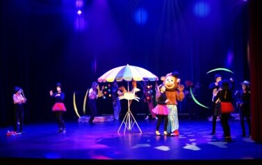 Spektakl mikołajkowy Teatru KURTYNA &bdquo;Patataj, pędź koniku&hellip; Bajka o wolności i odwadze&rdquo; (6 grudnia 2025) 22