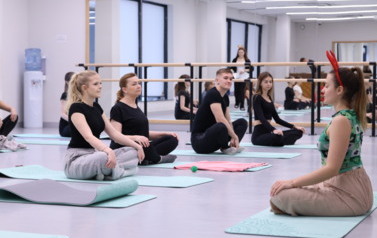 Mikołajkowa Puppy Yoga - Corgi i Jack Russell Terrier (7 grudnia 2025) 13