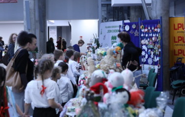 Kiermasz bożonarodzeniowy Klubu Tw&oacute;rc&oacute;w Ludowych (12 grudnia 2025) 35