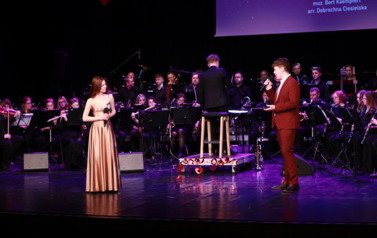 Podr&oacute;ż przez światowe hity kinowe. Koncert Puławskiej Orkiestry Dętej i gości (14 lutego 2026)