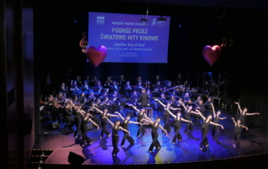 Podr&oacute;ż przez światowe hity kinowe. Koncert Puławskiej Orkiestry Dętej i gości (14 lutego 2026)