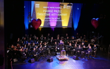 Podr&oacute;ż przez światowe hity kinowe. Koncert Puławskiej Orkiestry Dętej i gości (14 lutego 2026)