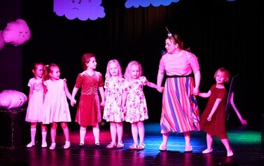 Premiera Dziecięcego Teatrzyku Figielek: Ż&oacute;łw i Echo Sł&oacute;w i Warsztat&oacute;w Zabawa w Teatr: Kraina Uczuć z Jednorożcem (19 czerwca 2026) 16