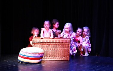 Premiera Dziecięcego Teatrzyku Figielek: Ż&oacute;łw i Echo Sł&oacute;w i Warsztat&oacute;w Zabawa w Teatr: Kraina Uczuć z Jednorożcem (19 czerwca 2026) 18