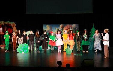 Premiera Teatru Agrafka: Pi&oacute;ra pełne marzeń - Wrona, Papuga i las pełen przyjaźni (23 czerwca 2026) 24