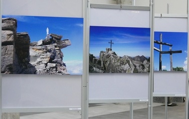 Symbole religijne w g&oacute;rach - wystawa fotografii Roberta Małkusa     