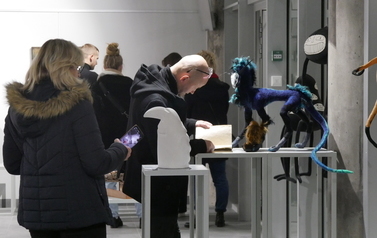 Wernisaż wystawy Krzysztofa W&oacute;jcika i prac uczni&oacute;w LP w Nałęczowie (2 grudnia 2021)