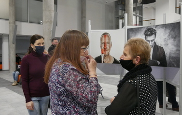 Wernisaż wystawy Krzysztofa W&oacute;jcika i prac uczni&oacute;w LP w Nałęczowie (2 grudnia 2021) 