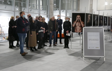Wernisaż wystawy Krzysztofa W&oacute;jcika i prac uczni&oacute;w LP w Nałęczowie (2 grudnia 2021) 