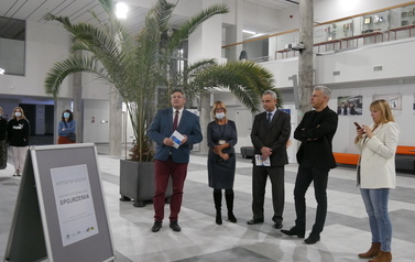 Wernisaż wystawy Krzysztofa W&oacute;jcika i prac uczni&oacute;w LP w Nałęczowie (2 grudnia 2021) 