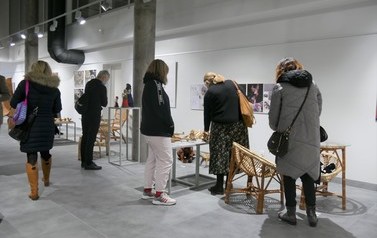 Wernisaż wystawy Krzysztofa W&oacute;jcika i prac uczni&oacute;w LP w Nałęczowie (2 grudnia 2021) 