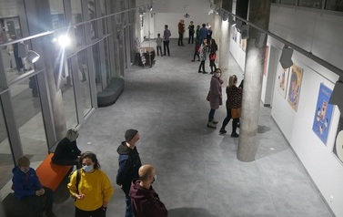 "Elementy" - wernisaż wystawy plakat&oacute;w muzycznych Dawida Ryskiego (11 lutego 2022)