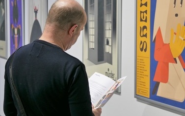 "Elementy" - wernisaż wystawy plakat&oacute;w muzycznych Dawida Ryskiego (11 lutego 2022)