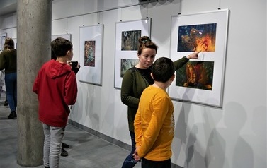 Wernisaż wystawy &bdquo;Bajki, baśnie i legendy polskie&rdquo; ze zbior&oacute;w BWA Galerii Zamojskiej (22 kwietnia 2022)
