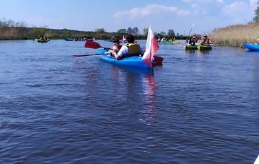 Spływ kajakowy z okazji Dnia Flagi (2 maja 2022)