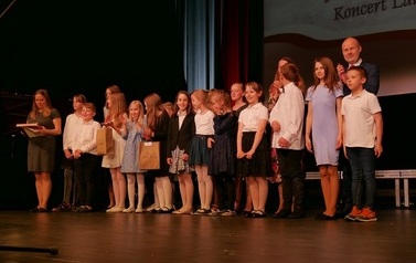 Koncert Laureat&oacute;w XVII Puławskiego Turnieju Recytacji, Muzyki i Pieśni Narodowych &bdquo;Witaj Majowa Jutrzenko&rdquo; (8 maja 2022) 3