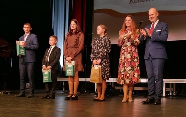 Koncert Laureat&oacute;w XVII Puławskiego Turnieju Recytacji, Muzyki i Pieśni Narodowych &bdquo;Witaj Majowa Jutrzenko&rdquo; (8 maja 2022) 6