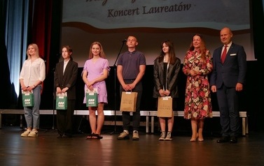 Koncert Laureat&oacute;w XVII Puławskiego Turnieju Recytacji, Muzyki i Pieśni Narodowych &bdquo;Witaj Majowa Jutrzenko&rdquo; (8 maja 2022) 10