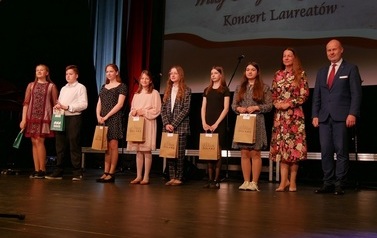 Koncert Laureat&oacute;w XVII Puławskiego Turnieju Recytacji, Muzyki i Pieśni Narodowych &bdquo;Witaj Majowa Jutrzenko&rdquo; (8 maja 2022) 11