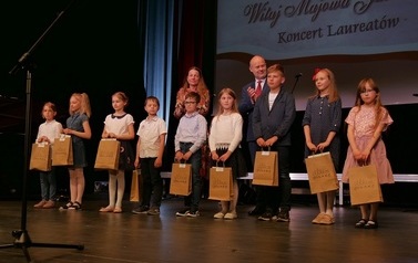 Koncert Laureat&oacute;w XVII Puławskiego Turnieju Recytacji, Muzyki i Pieśni Narodowych &bdquo;Witaj Majowa Jutrzenko&rdquo; (8 maja 2022) 12