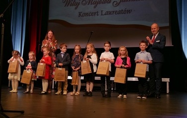 Koncert Laureat&oacute;w XVII Puławskiego Turnieju Recytacji, Muzyki i Pieśni Narodowych &bdquo;Witaj Majowa Jutrzenko&rdquo; (8 maja 2022) 14