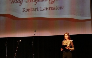Koncert Laureat&oacute;w XVII Puławskiego Turnieju Recytacji, Muzyki i Pieśni Narodowych &bdquo;Witaj Majowa Jutrzenko&rdquo; (8 maja 2022) 17