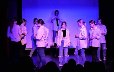 Teatr SPUT&sup2; - Splątani, pokaz improwizacji i LED show (21 czerwca 2022) 