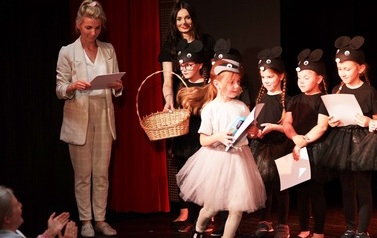 Dziecięcy Teatrzyk "Figielek&rdquo; - "Bajka o smutnym osiołku" i Zabawa w Teatr - "Kotki i brudasek" (2 czerwca 2023) 1