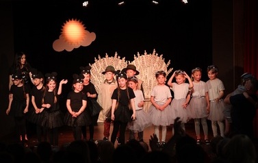 Dziecięcy Teatrzyk "Figielek&rdquo; - "Bajka o smutnym osiołku" i Zabawa w Teatr - "Kotki i brudasek" (2 czerwca 2023) 2