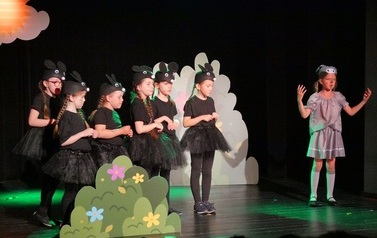 Dziecięcy Teatrzyk "Figielek&rdquo; - "Bajka o smutnym osiołku" i Zabawa w Teatr - "Kotki i brudasek" (2 czerwca 2023) 6