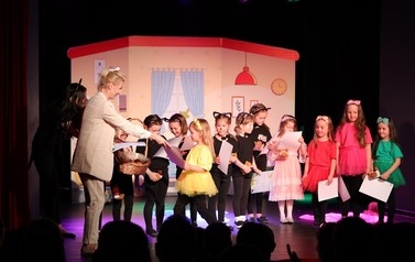Dziecięcy Teatrzyk "Figielek&rdquo; - "Bajka o smutnym osiołku" i Zabawa w Teatr - "Kotki i brudasek" (2 czerwca 2023) 8