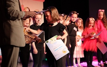 Dziecięcy Teatrzyk "Figielek&rdquo; - "Bajka o smutnym osiołku" i Zabawa w Teatr - "Kotki i brudasek" (2 czerwca 2023) 9