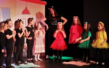 Dziecięcy Teatrzyk "Figielek&rdquo; - "Bajka o smutnym osiołku" i Zabawa w Teatr - "Kotki i brudasek" (2 czerwca 2023) 11