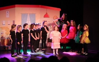 Dziecięcy Teatrzyk "Figielek&rdquo; - "Bajka o smutnym osiołku" i Zabawa w Teatr - "Kotki i brudasek" (2 czerwca 2023) 12