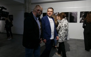 Wernisaż wystawy - Daniel Mr&oacute;z &bdquo;Kontrasty&rdquo; (16 lipca 2023) 7