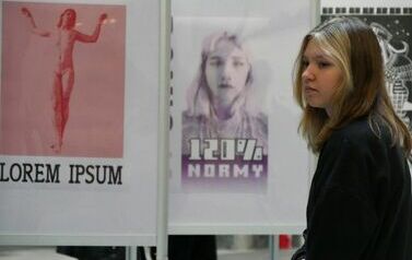 Wernisaż wystawy uczni&oacute;w PLSP w Nałęczowie i wystawy plakat&oacute;w "Pogłos" Domicjana Grabowskiego i Bartosza W&oacute;jcika (16 listopada 2023) 12