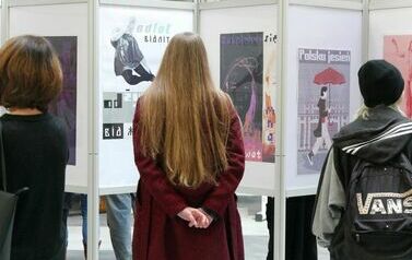 Wernisaż wystawy uczni&oacute;w PLSP w Nałęczowie i wystawy plakat&oacute;w "Pogłos" Domicjana Grabowskiego i Bartosza W&oacute;jcika (16 listopada 2023) 14